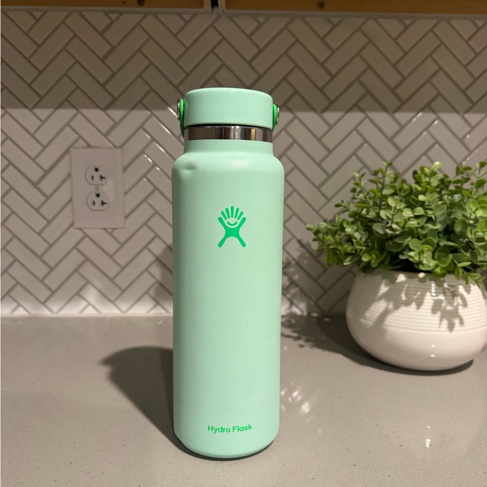 Limited Edition 40oz Hydro Flask - Picture 3 of 8